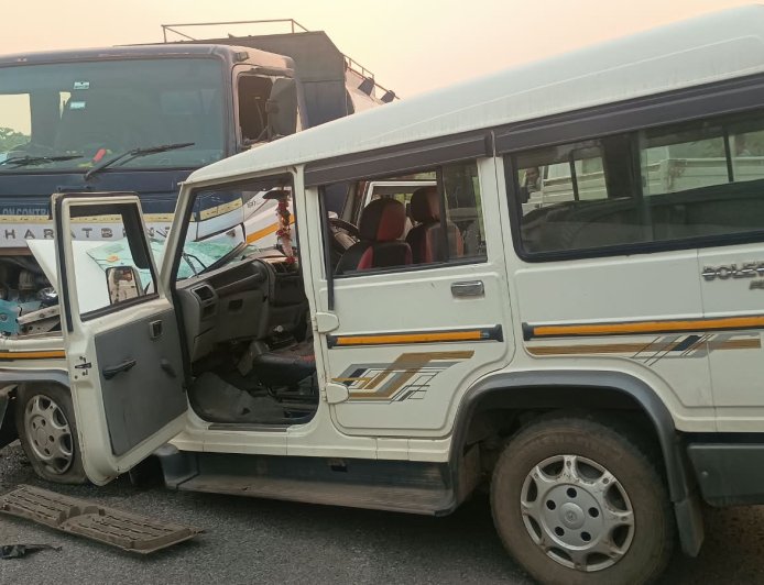 ଦ୍ରୁତ ଗତିରେ ଆସି ଟ୍ୟାଙ୍କର କୁ ଧକ୍କା ଦେଲା ବୋଲେରୋ, ୨ ଗୁରୁତର