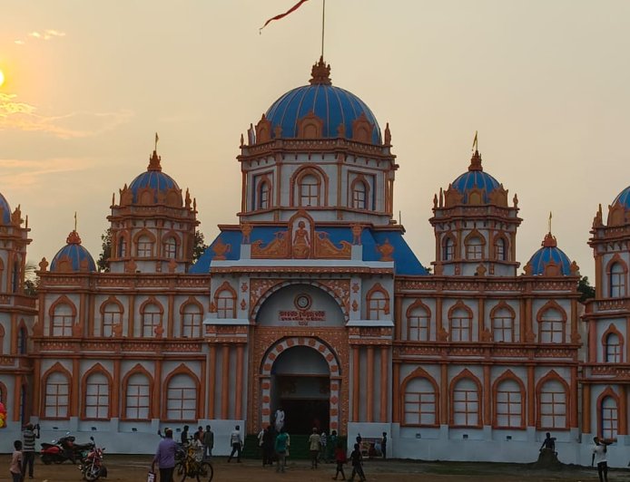 European Imperial Palace Theme Draws Crowds to Tulasi Choura Durga Puja Pandal in Baripada,Mayurbhanj, odisha