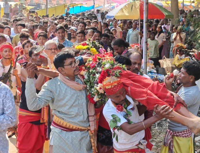 ଭାବ ଓ ଭକ୍ତିର ଅତୁଟ ପରମ୍ପରା . କୋଲାବିରା ବଏଲ ଯାତ୍ରା:ମନ୍ଦିର ବିଜେ କଲେ ମା’ ଦକ୍ଷିଣକାଳୀ ଉକ୍ତି ସହ ରକ୍ତ ରଂଜିତ କୋଲାବିରା ଗଲି କାନ୍ଦି