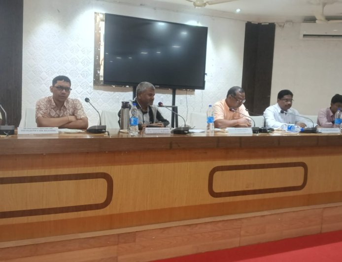 ସମ୍ଭାବ୍ୟ ବାତ୍ୟା ମୁକାବିଲା ପାଇଁ ମାଲକାନଗିରି ଜିଲ୍ଲା ପ୍ରଶାସନ ସମ୍ପୂର୍ଣ୍ଣ ପ୍ରସ୍ତୁତ: ଜିଲ୍ଲା ପରିଷଦ ସମ୍ମିଳନୀ କକ୍ଷରେ ଉଚ୍ଚସ୍ତରୀୟ ସମୀକ୍ଷା ବୈଠକ ଅନୁଷ୍ଠିତ