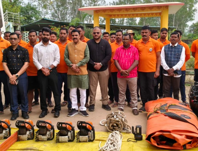 ବାତ୍ୟା ଅର୍ଣ୍ଣବ:ମାଲକାନଗିରିରେ ବ୍ୟାପକ ସ୍ଥାନାନ୍ତର ଓ ସୁରକ୍ଷା ବ୍ୟବସ୍ଥା; ଗ୍ରାଉଣ୍ଡ ଜିରୋରେ ସ୍ଥିତି ସମୀକ୍ଷା କଲେ ମନ୍ତ୍ରୀ