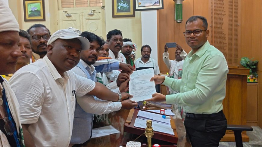 ଆଦିବାସୀଙ୍କ ବିଭିନ୍ନ ମୌଳିକ ଦାବି ନେଇ ମୁଖ୍ୟମନ୍ତ୍ରୀଙ୍କ ଉଦ୍ଦେଶ୍ୟରେ ଆସେକା ପକ୍ଷରୁ ସ୍ମାରକପତ୍ର ପ୍ରଦାନ।
